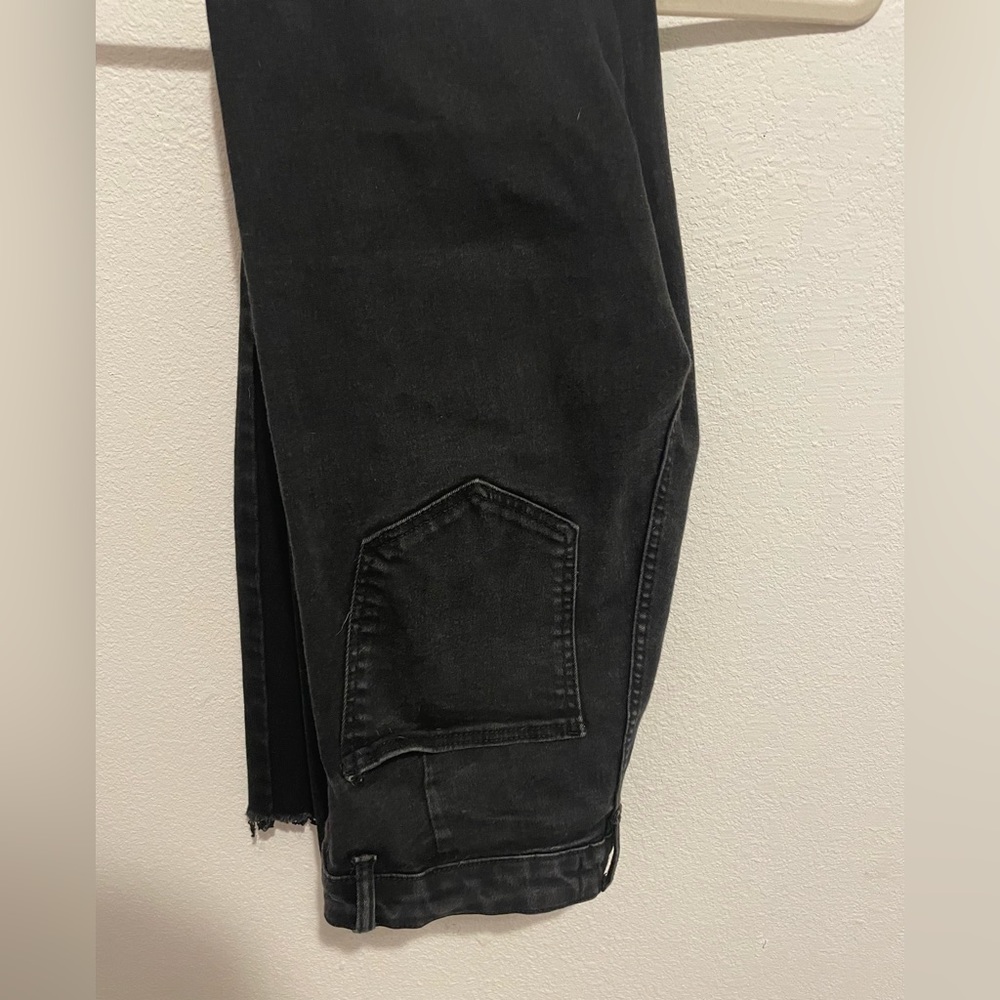 *Zara Women’s Ripped Skinny Jeans*